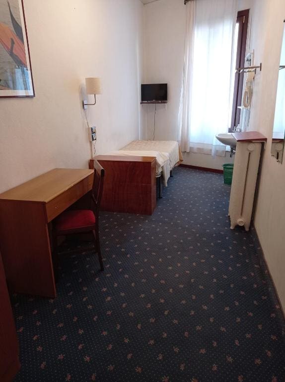 Single Room with Shared Bathroom room - Image 1