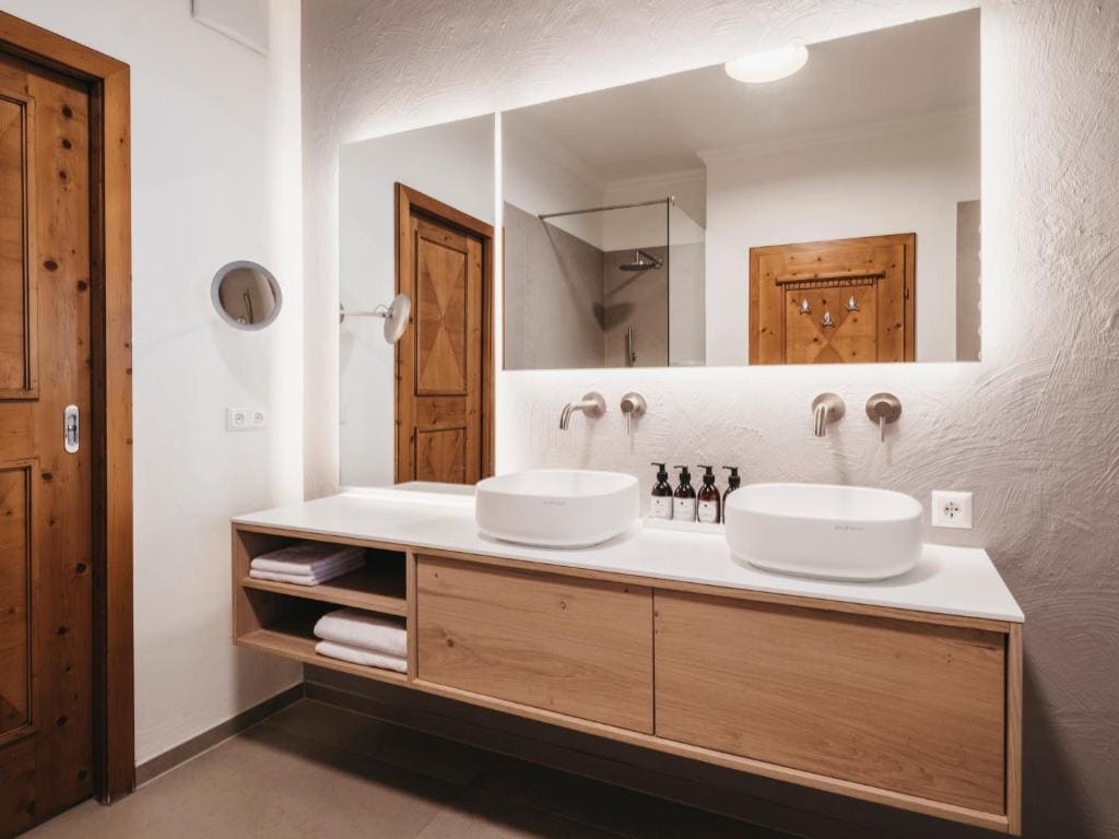 Junior Suite with Mountain View room - Image 2
