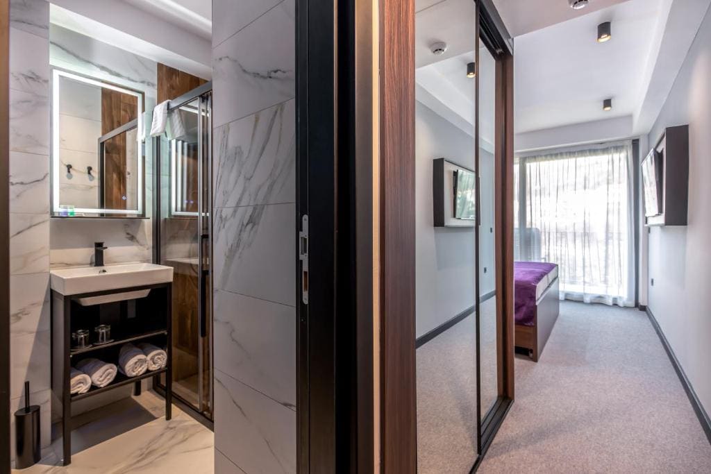 Standard Twin Room with Balcony room - Image 1