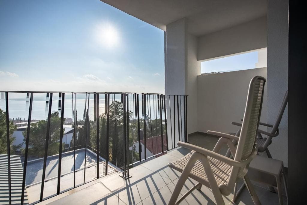 Superior Twin Room with Sea View and Balcony room - Image 3