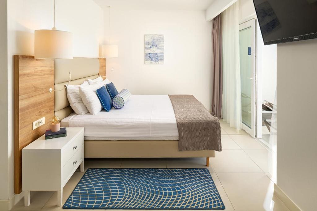 Junior Suite Swim Up with Sea View room - Image 1