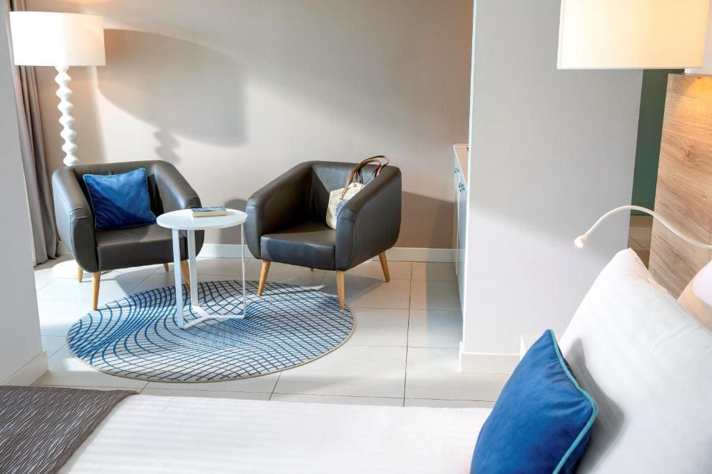 Junior Suite Swim Up with Sea View room - Image 2