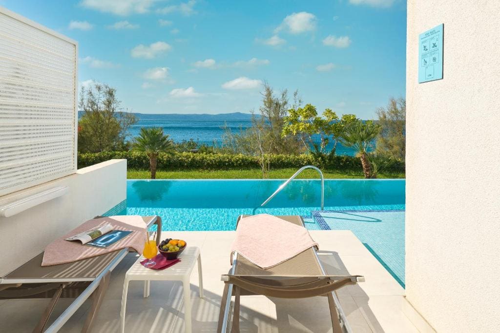 Junior Suite Swim Up with Sea View room - Image 3