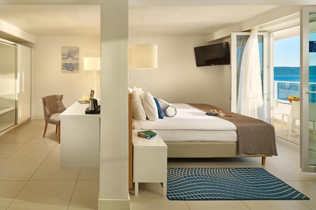 Junior Suite with Balcony and Sea View room - Image 2