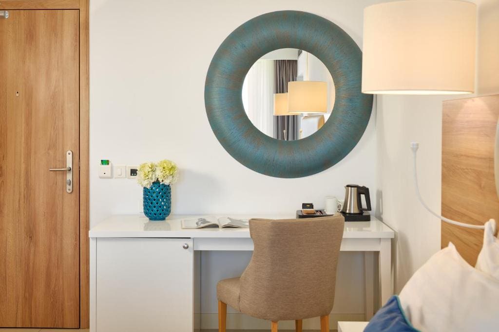 Superior Double Room with Balcony and Partial Sea View room - Image 3