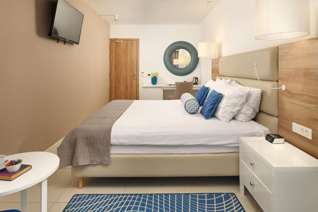 Superior Double Room with Balcony and Partial Sea View room - Image 2