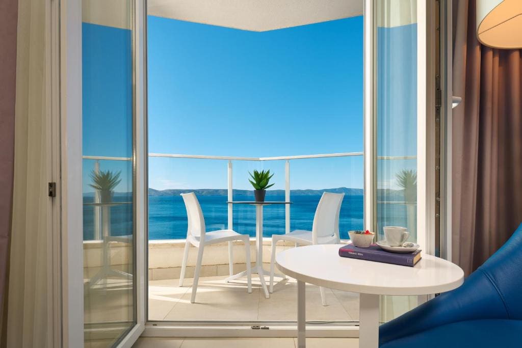 Superior Double Room with Balcony and Sea View room - Image 2