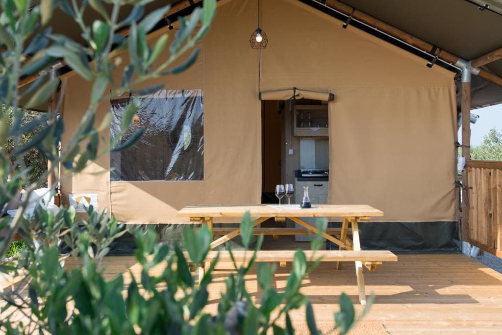 Tent room - Image 1