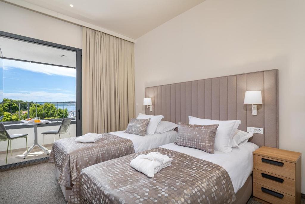 Deluxe Double or Twin Room with Sea View room - Image 1
