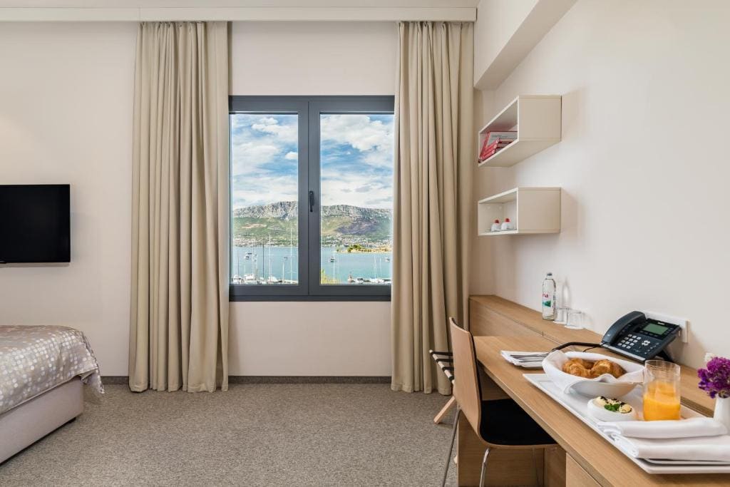 Standard Twin Room with Sea View room - Image 3