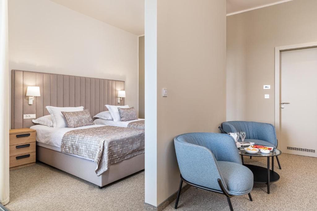 Deluxe Double or Twin Room with Sea View room - Image 3