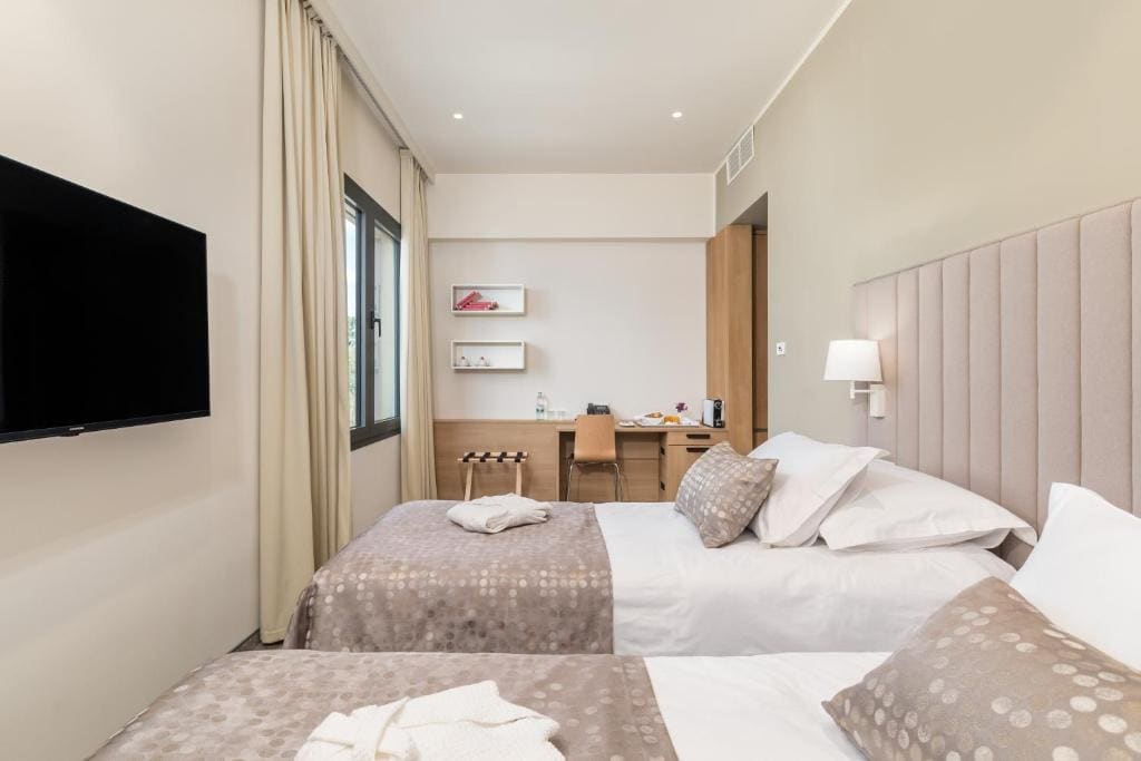 Standard Twin Room with Sea View room - Image 1