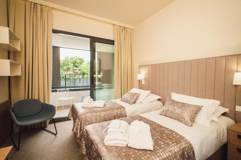 Twin Room with Balcony room - Image 3
