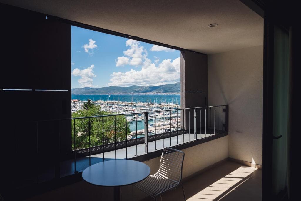 Twin Room with Balcony room - Image 2