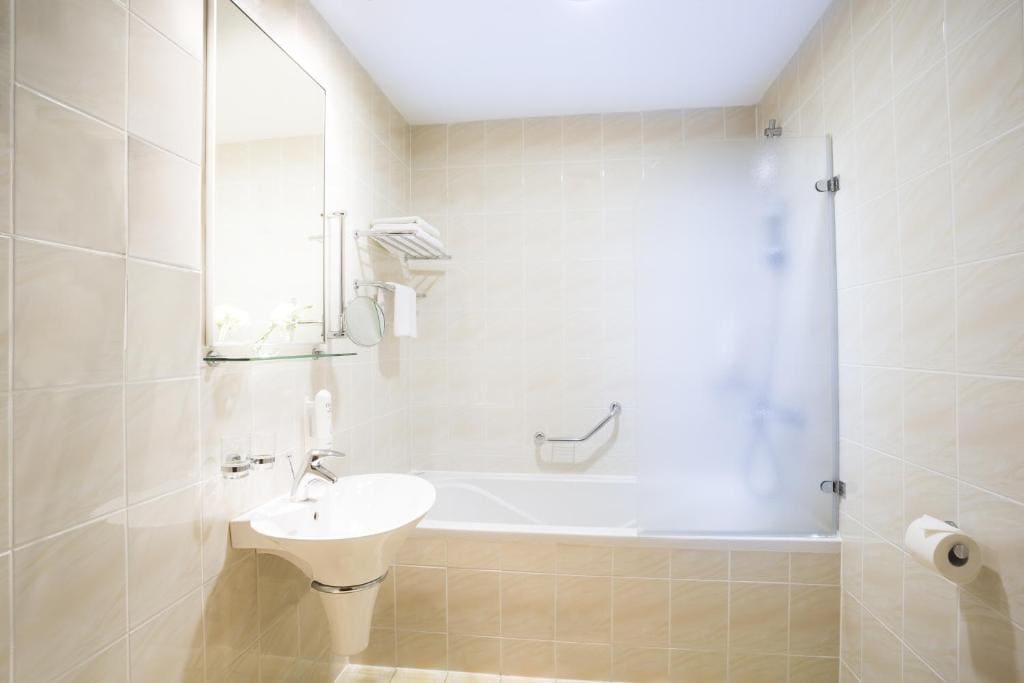 Junior Suite with Sea View and Balcony room - Image 2