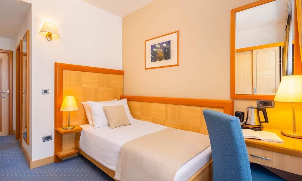 Standard Single room with Seaside Balcony room - Image 3