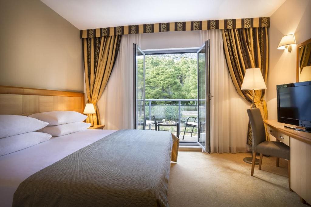 Superior Double Room with Balcony room - Image 2