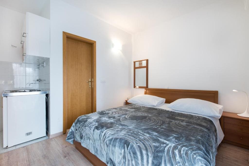 Studio Apartment room - Image 2