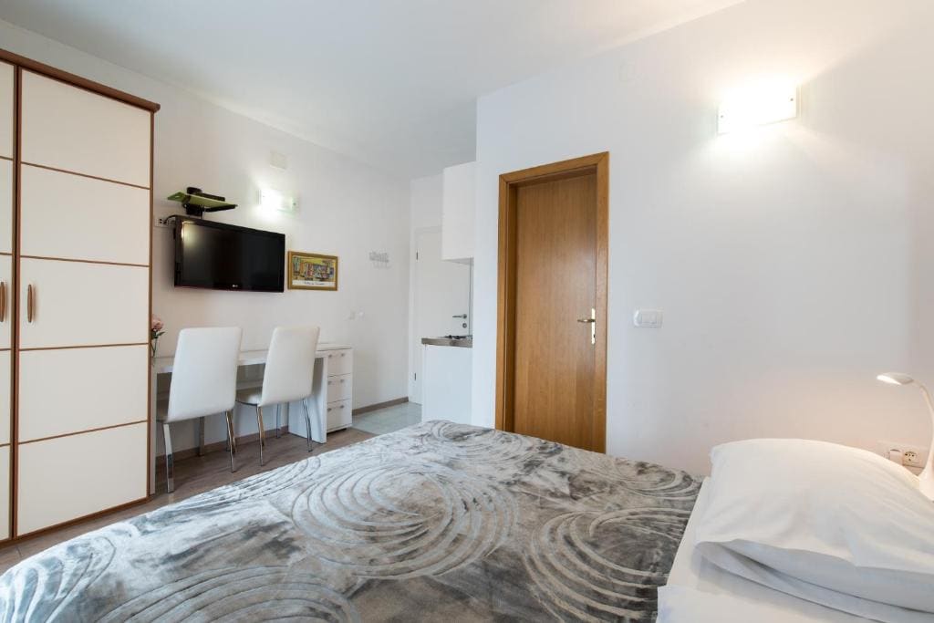 Studio Apartment room - Image 1