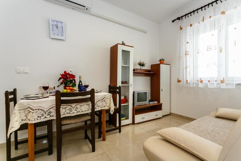 One-Bedroom Apartment with Terrace room - Image 3