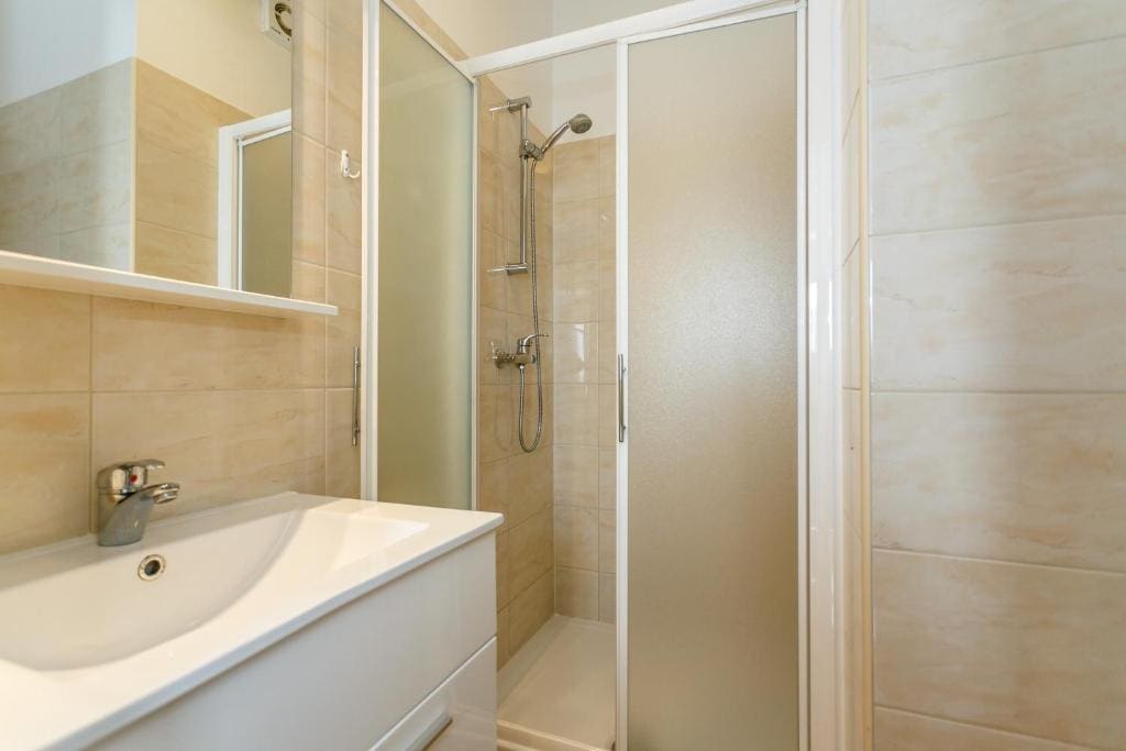 One-Bedroom Apartment room - Image 1