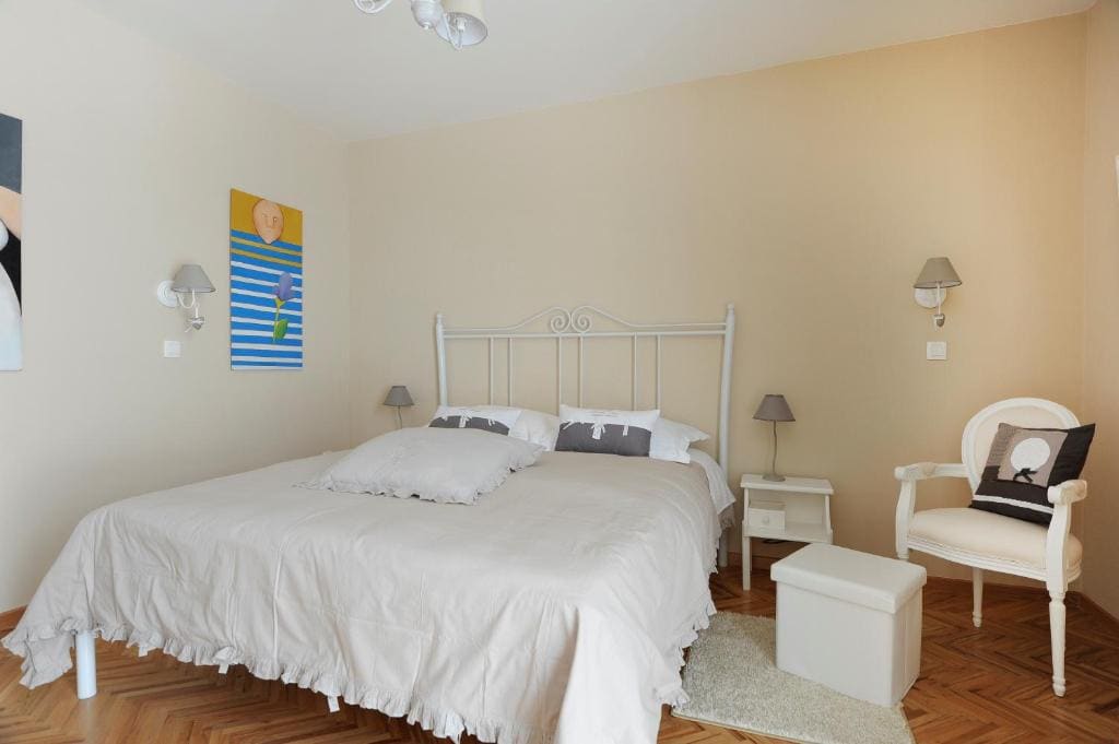One-Bedroom Apartment room - Image 2
