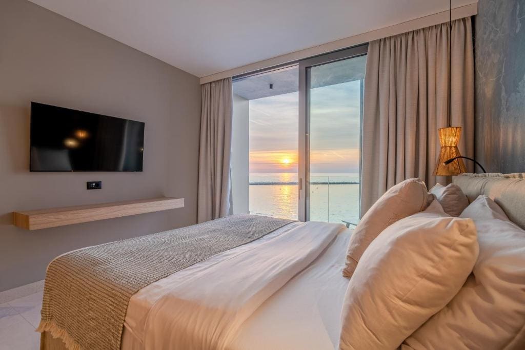 Double Room with Balcony and Sea View room - Image 3