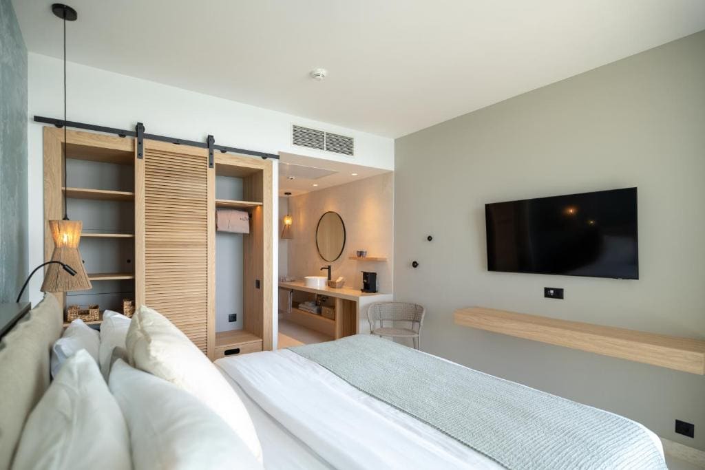 Double Room with Balcony and Sea View room - Image 2