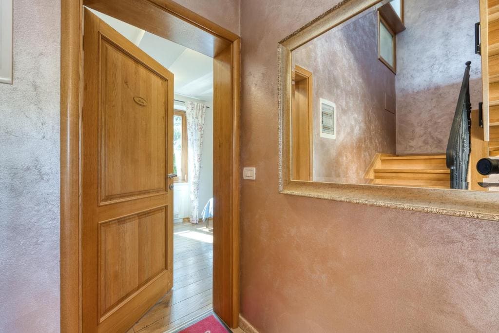 room room - Image 3