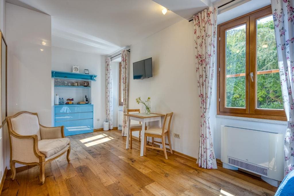 room room - Image 1