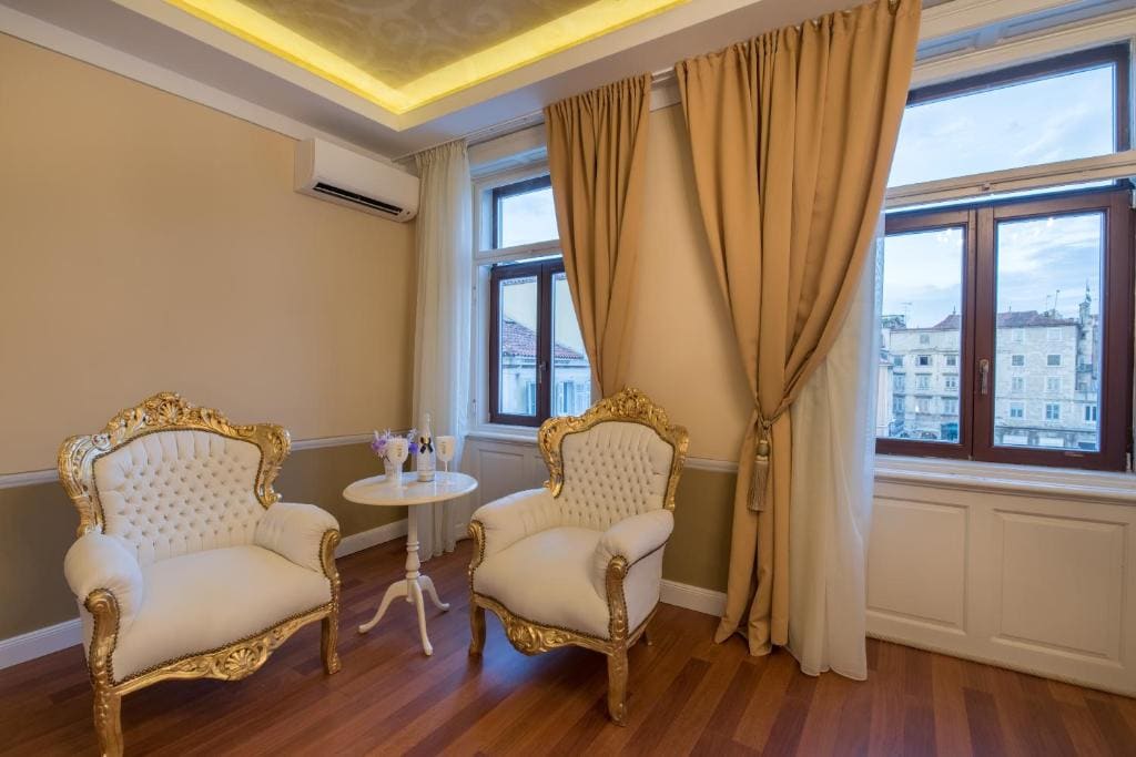 Superior King Room with City View room - Image 2
