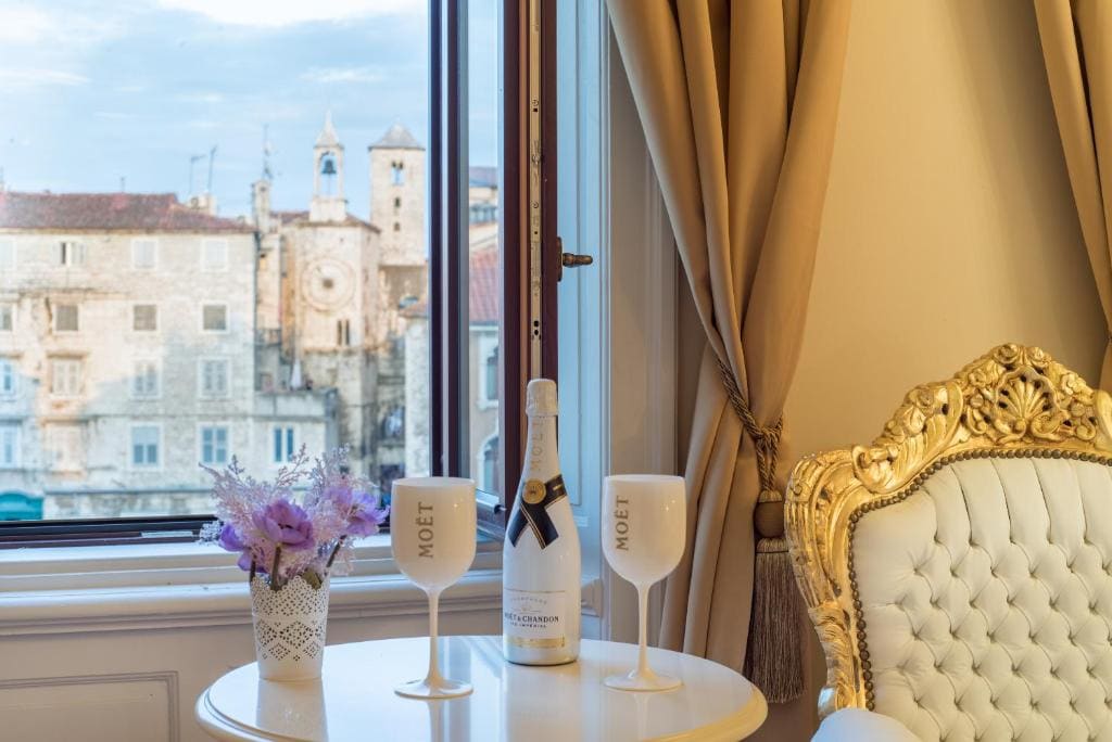 Superior King Room with City View room - Image 3