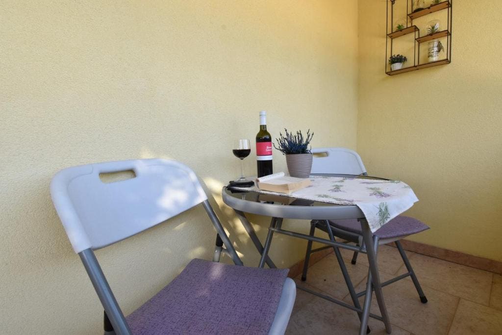 Apartment room - Image 2