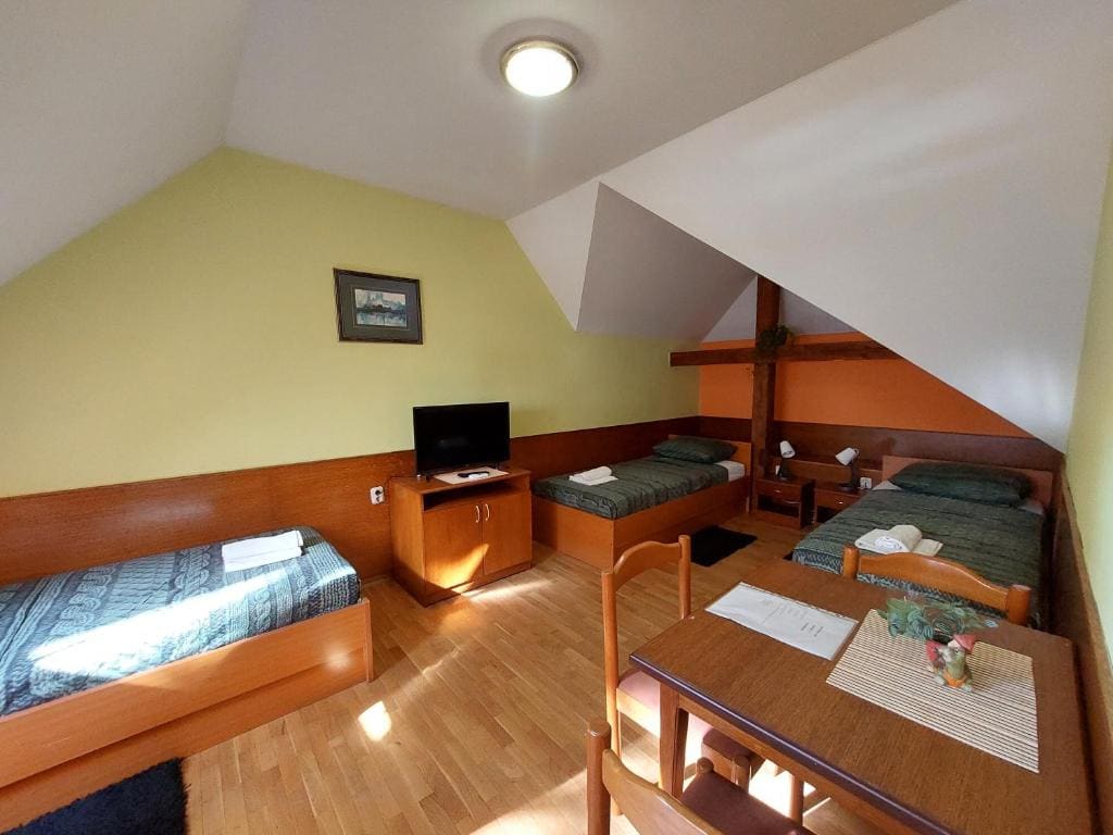 Triple Room with Private Bathroom room - Image 3