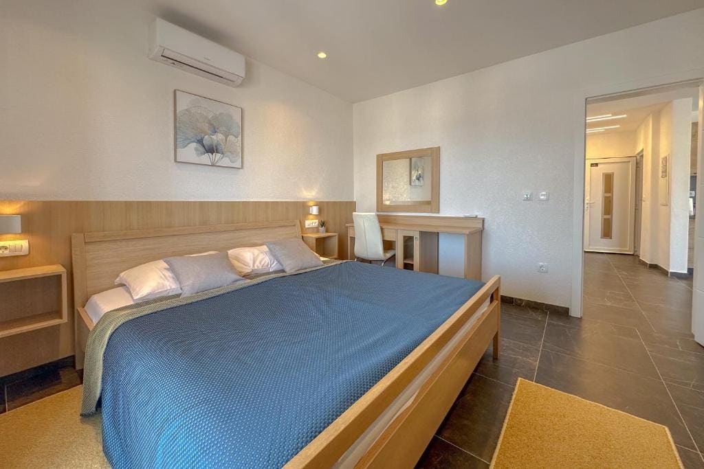 Apartment with Sea View room - Image 3