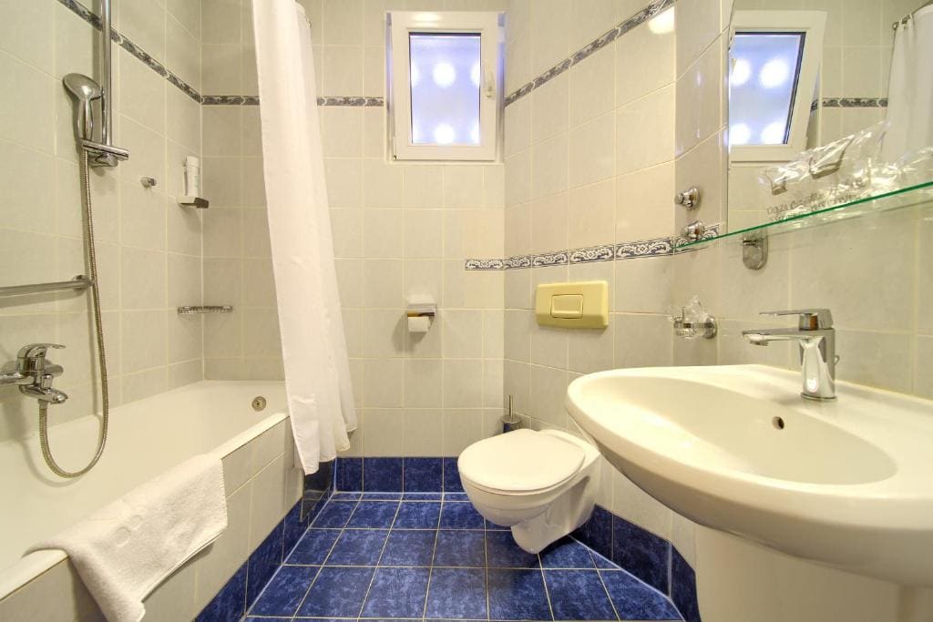 Family Room with Balcony room - Image 1