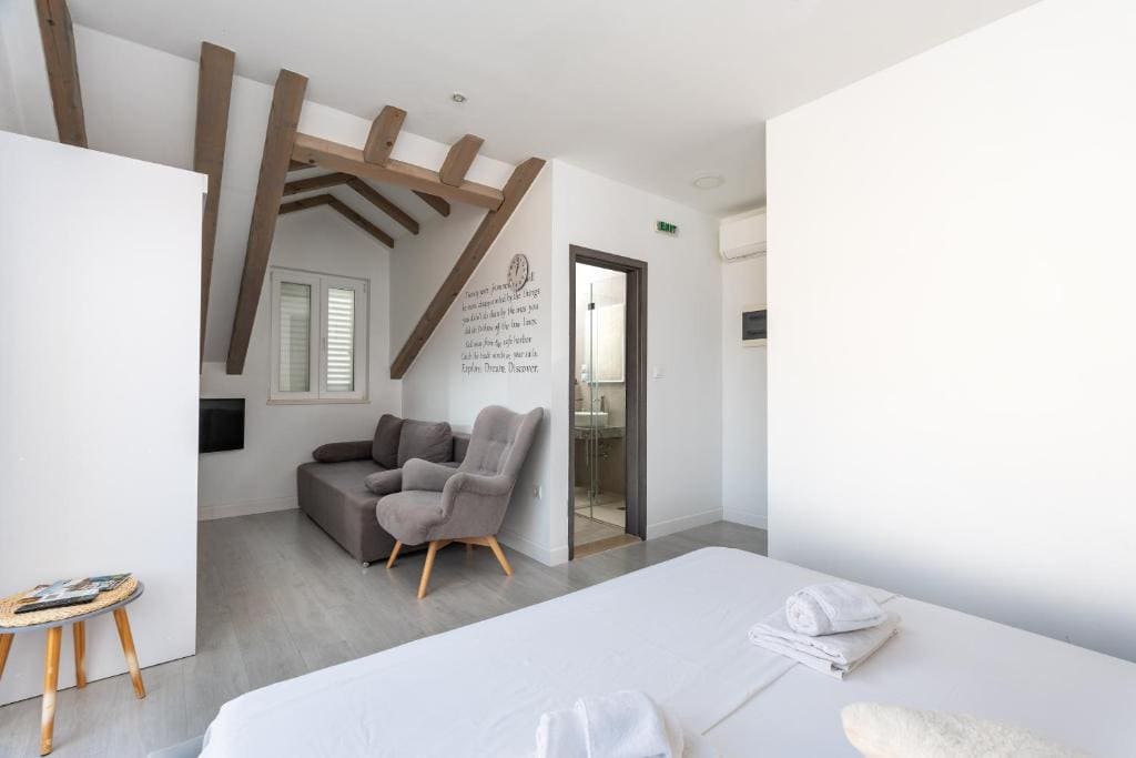 Superior Double Room with Balcony and Sea View room - Image 2