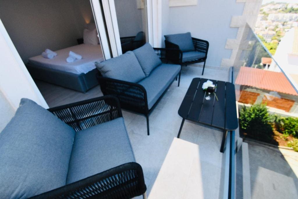 Superior Double Room with Balcony and Sea View room - Image 3