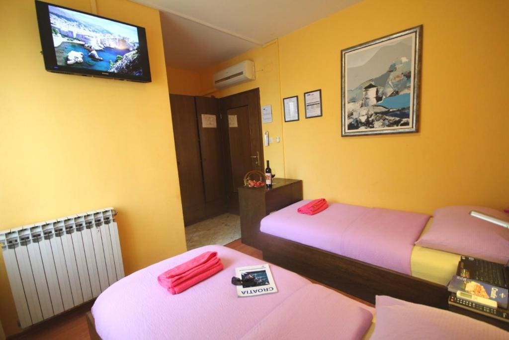 Economy Twin Room room - Image 2