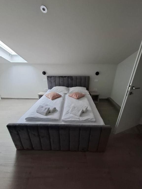 Room room - Image 2