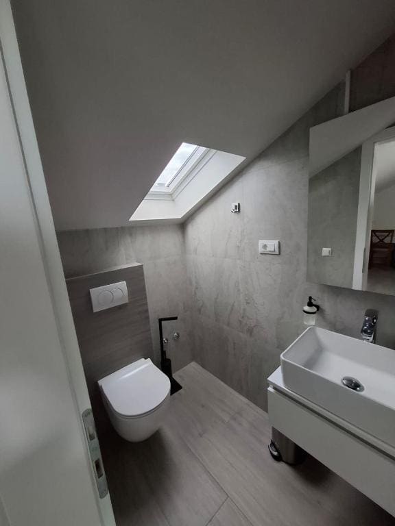 Room room - Image 3