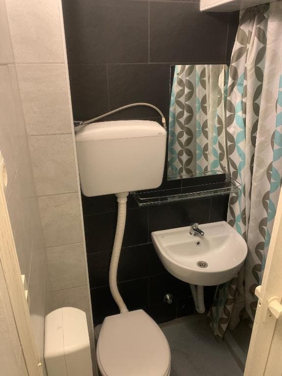 Small Twin Room room - Image 3
