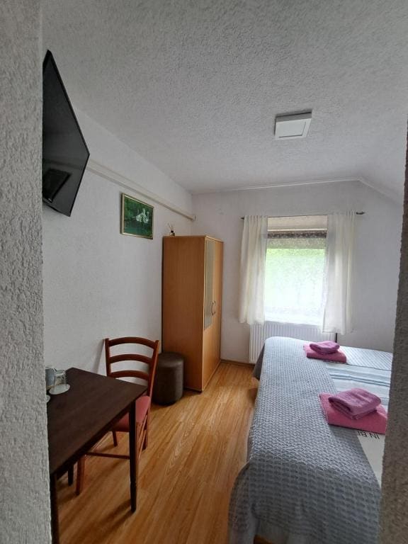 Small Double Room room - Image 2