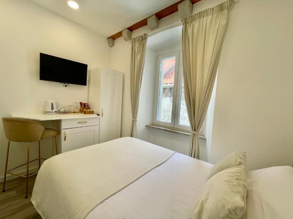 Single Room with Bathroom room - Image 2