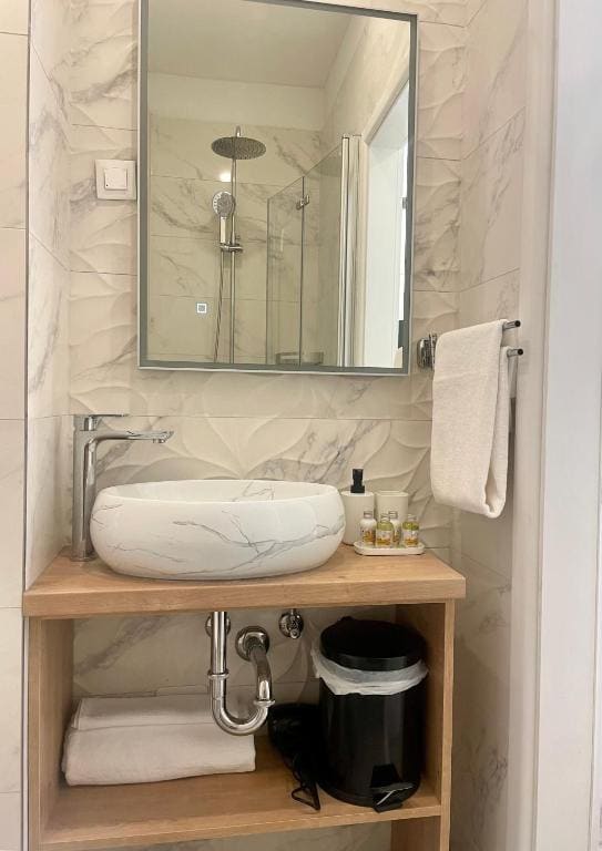 Single Room with Bathroom room - Image 1