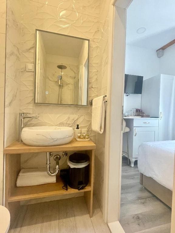 Single Room with Bathroom room - Image 3