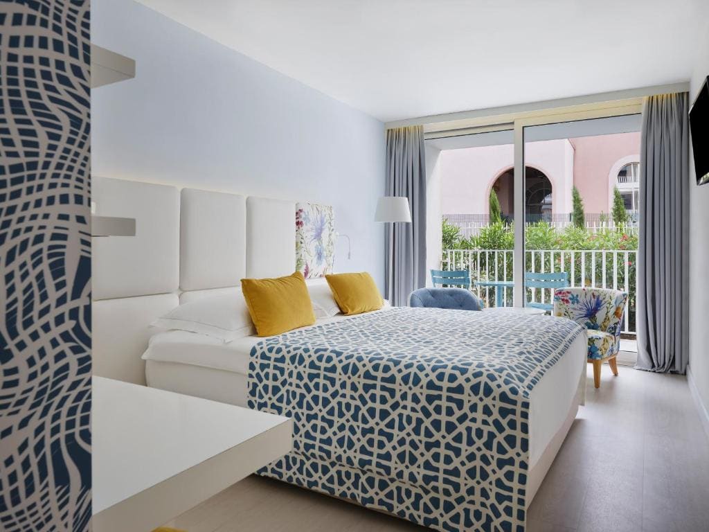 Connected Family Room with Balcony and Courtyard View room - Image 1