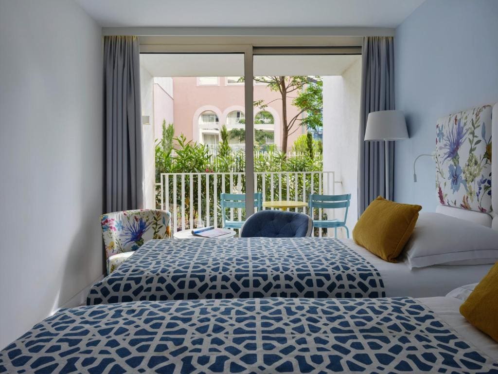Family Room with Balcony and Courtyard View room - Image 2