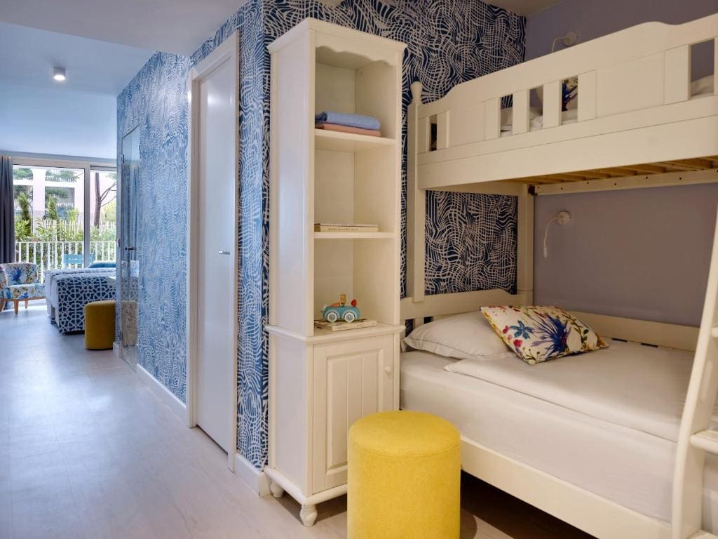 Family Room with Balcony and Courtyard View room - Image 3