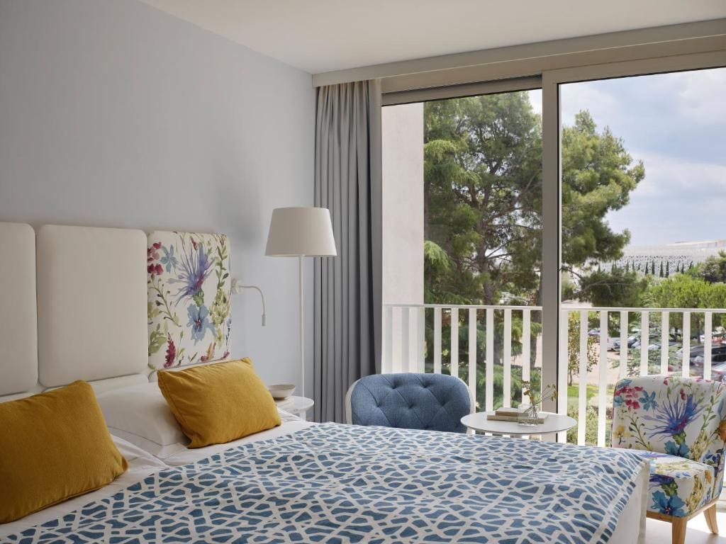 Family Room with Courtyard View room - Image 1